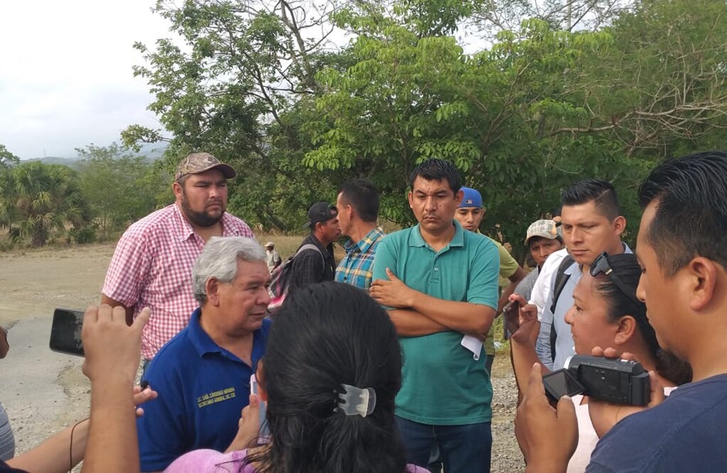 Asociaciones campesinas bloquean carretera en Valles