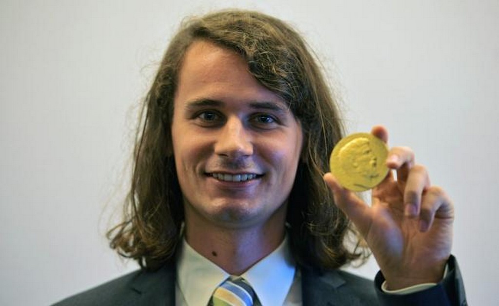  Joven que rechazó 100 mil dólares de Mark Zuckerberg gana el 'Nobel' de las matemáticas