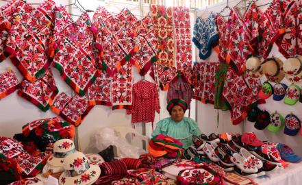 Productores potosinos promueven riqueza del estado en la FENAPO