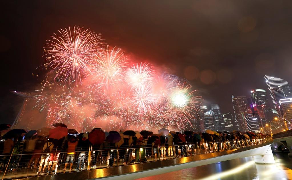 Asia recibe el 2018 entre cantos, besos y fuegos artificiales
Foto: Reuters