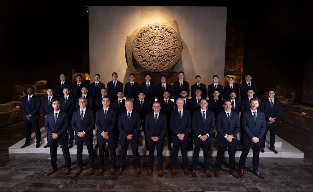 La foto oficial de la Selección Mexicana frente a la Piedra del Sol. FOTO: ESPECIAL