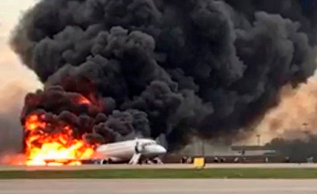 Al menos 13 muertos al incendiarse un avión en un aeropuerto de Moscú