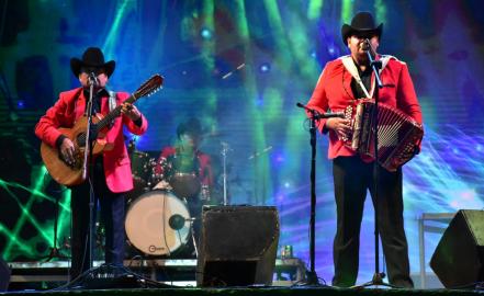 Escenario del Teatro del Pueblo recibió a Los Cadetes de Linares