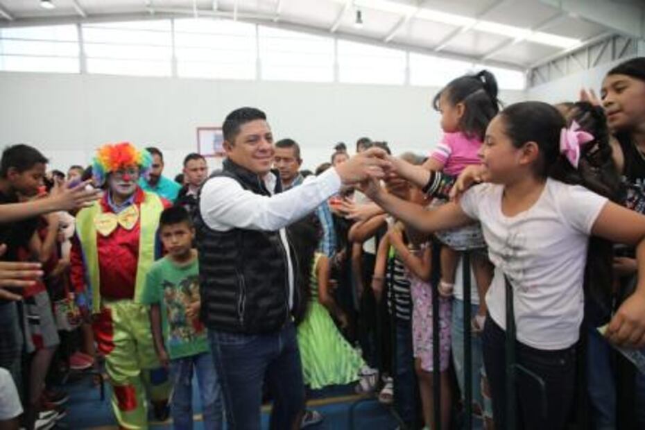 Ricardo Gallardo lleva juguetes y sonrisas a menores de la capital por el Día del Niño y la Niña 