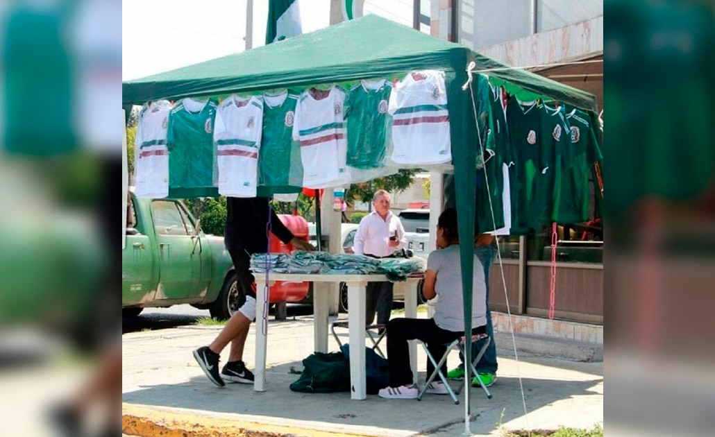 Playeras piratas de la Selección inhibe compra de productos originales