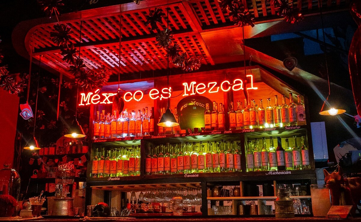 El mezcal es una de las bebidas mexicanas más reconocidas a nivel mundial. Foto: Unsplash