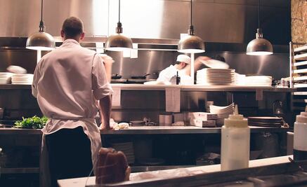 Persiste déficit de personal en sector restaurantero