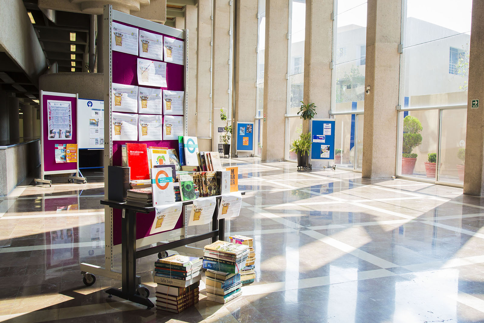 Entrega UASLP donación de libros al SEER