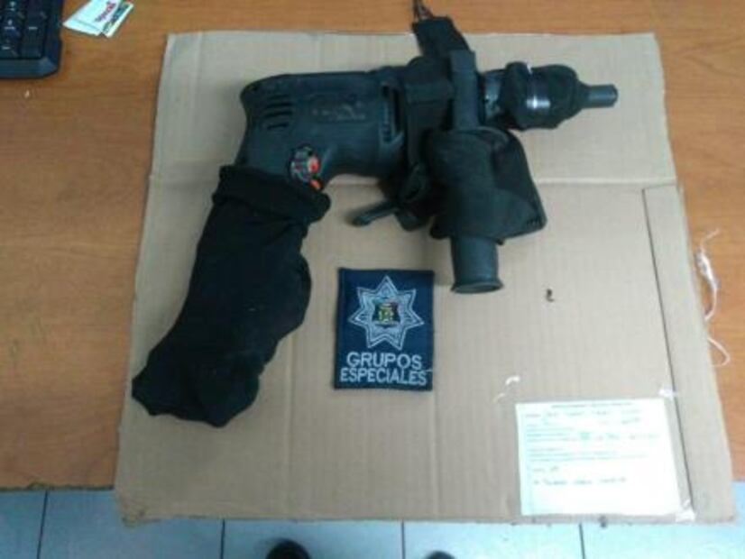 Detienen a dos por asalto en tienda de conveniencia 