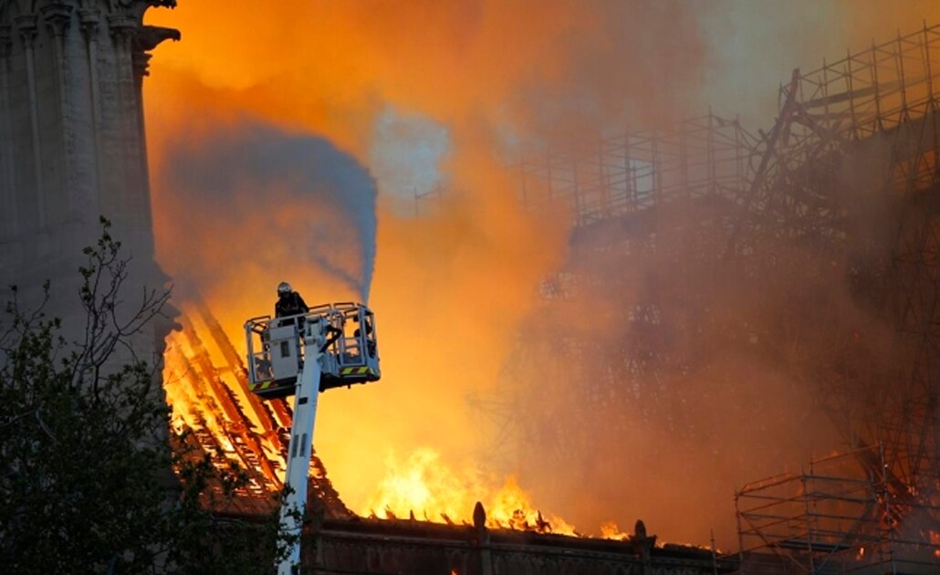 Bomberos en París dudan poder controlar el incendio en Notre Dame