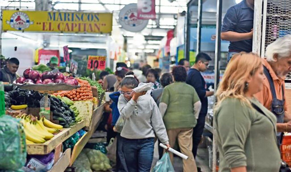 Según un sondeo de Profeco, en la CDMX el jitomate bola se promedió en 41.53 pesos; mientras que el aguacate hass alcanzó un máximo de 69 pesos. (FOTO: ALONSO ROMERO. EL UNIVERSAL)