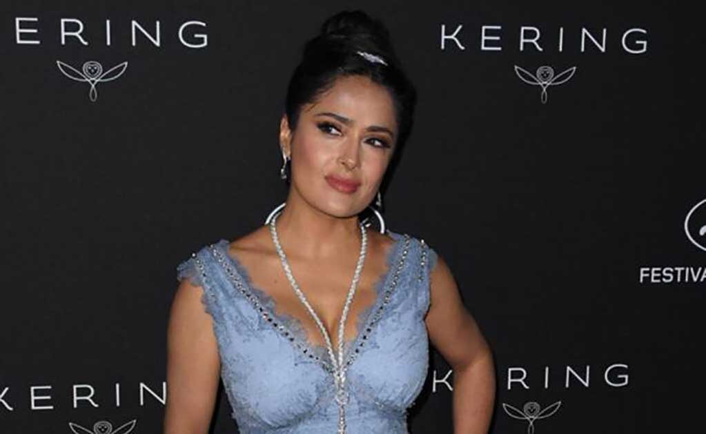 Salma Hayek mueve sus curvas a ritmo de salsa