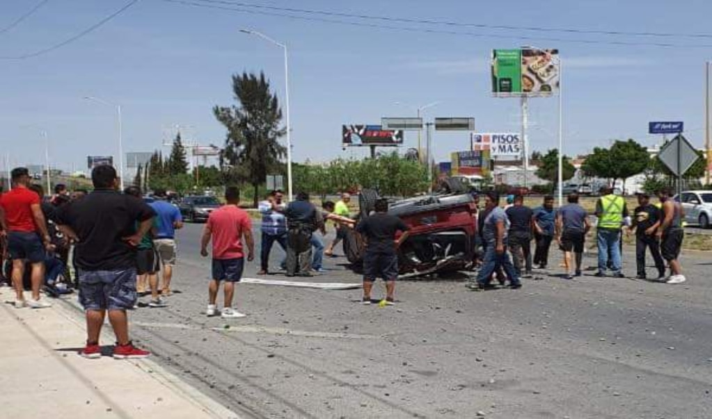 Camioneta vuelca en la carretera 57; hay 4 lesionados