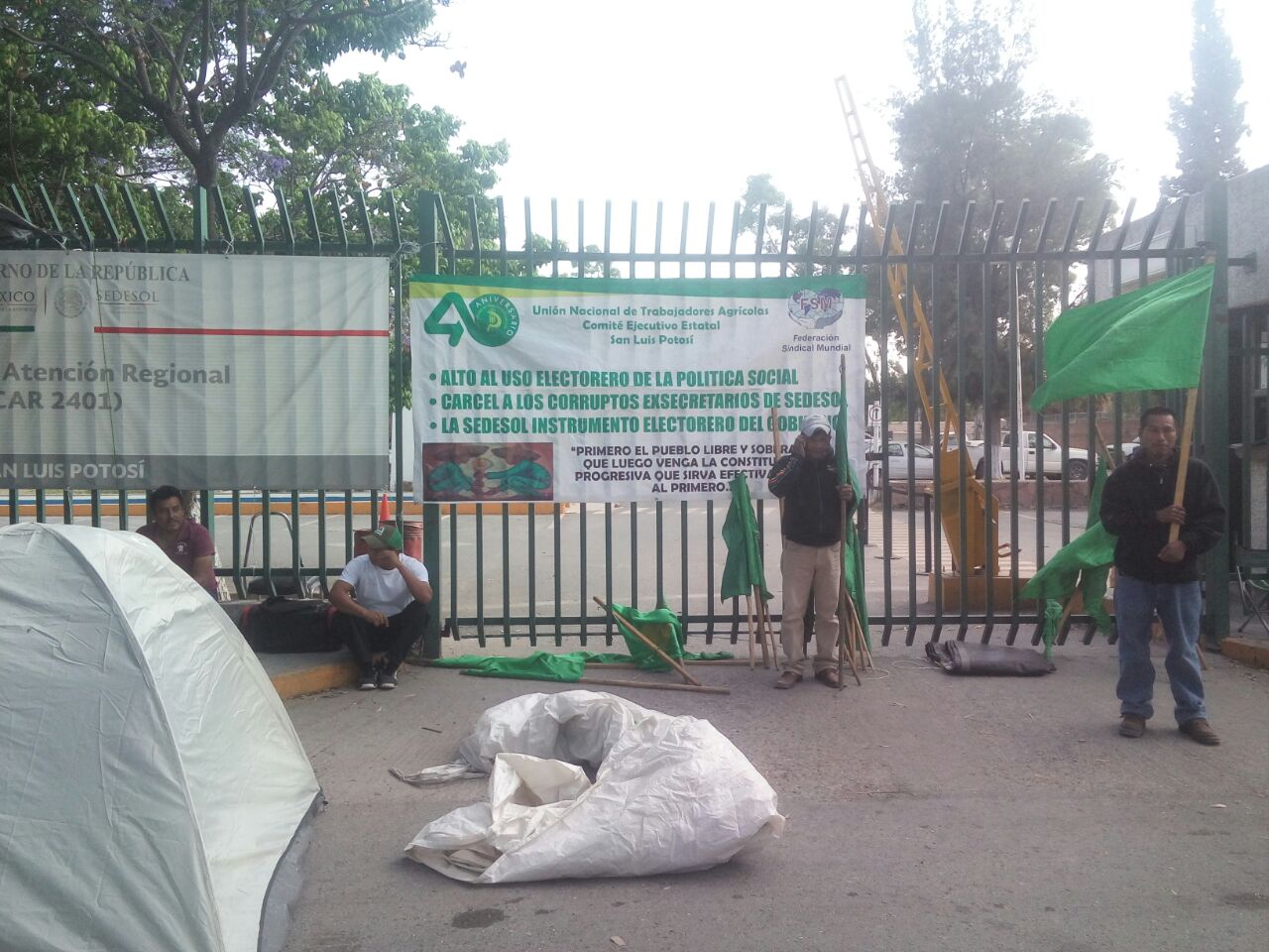 Manifestantes toman instalaciones de Sedesol