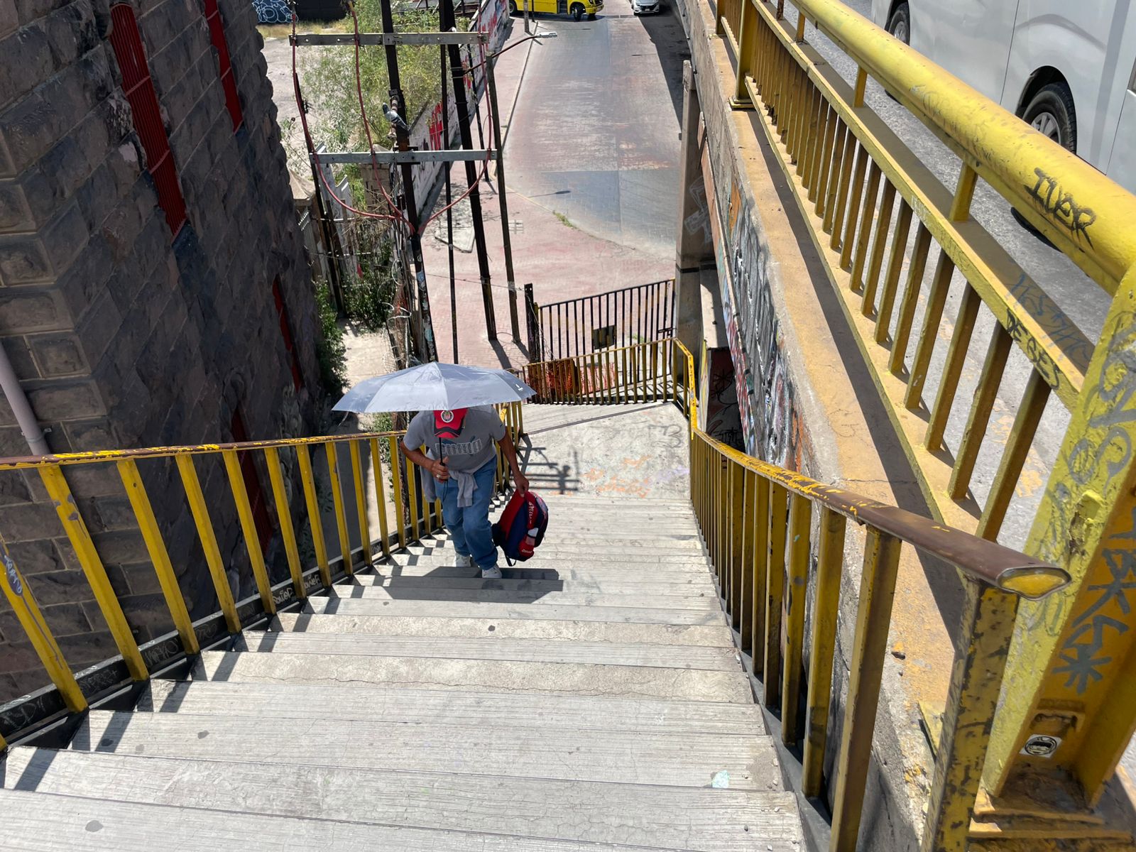 Los peatones se sienten en riesgo en las escaleras del puente de Universidad en SLP