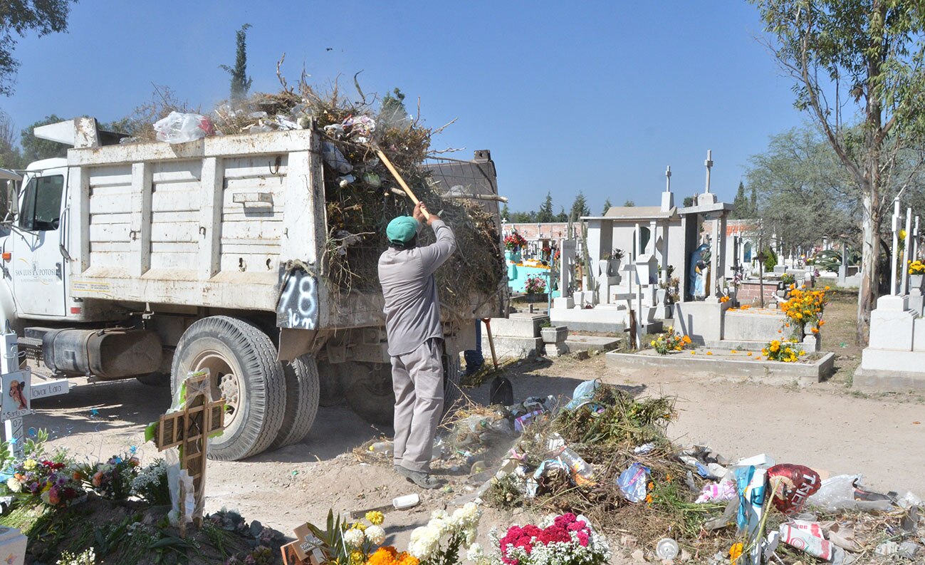 Refuerzan mantenimiento de panteones en la capital potosina