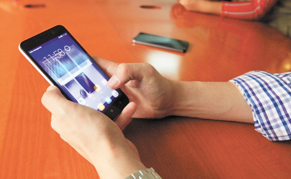 Guía para salvar tu celular en caso de que se moje por la lluvia