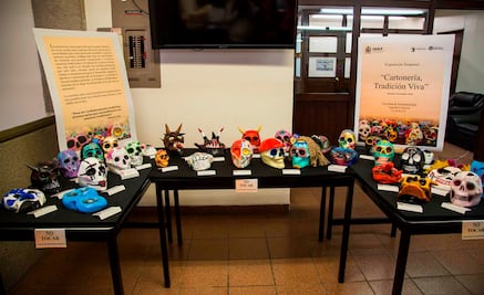 Facultad de Estomatología realizan muestra de cartonería por Día de Muertos
