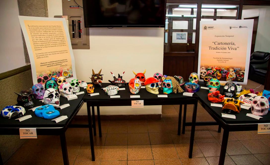 Facultad de Estomatología realizan muestra de cartonería por Día de Muertos