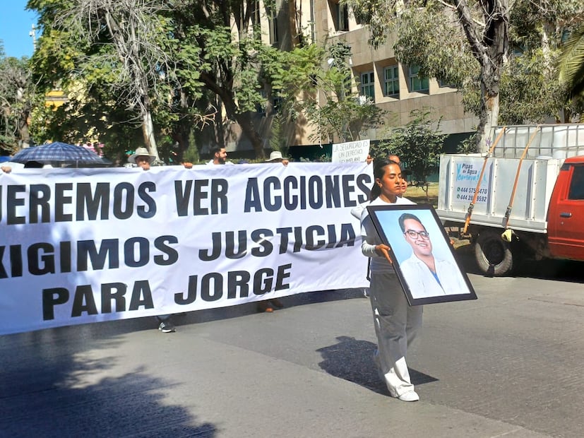 Marcha de la Batas Blancas por Jorge Dávila en SLP.