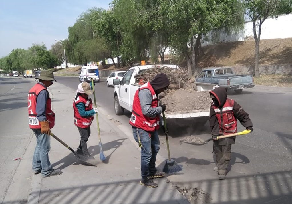 Realizan tareas de mantenimiento en vialidades de SLP 