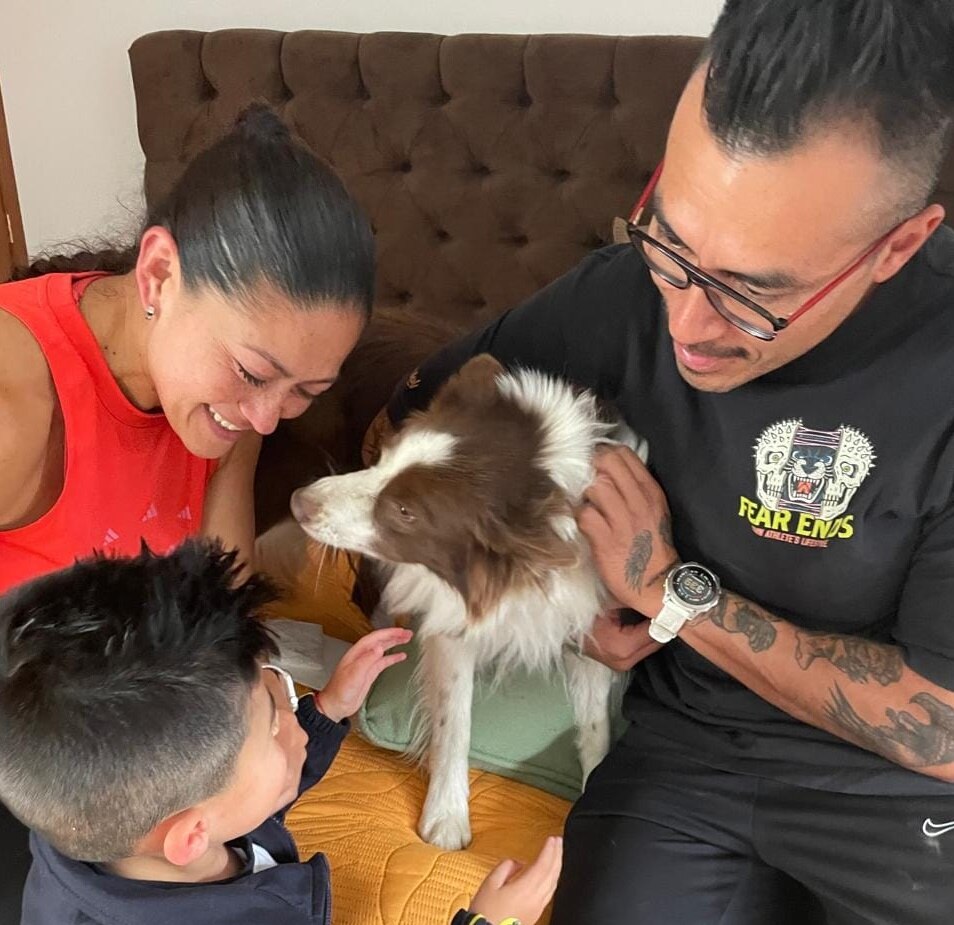 La familia de la perrita Aika compartió el momento del reencuentro tras recuperarla. Foto: Redes sociales