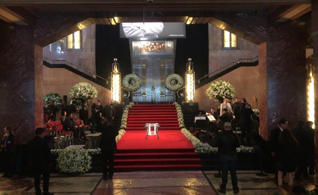 Esperan admiradores a José José en Bellas Artes