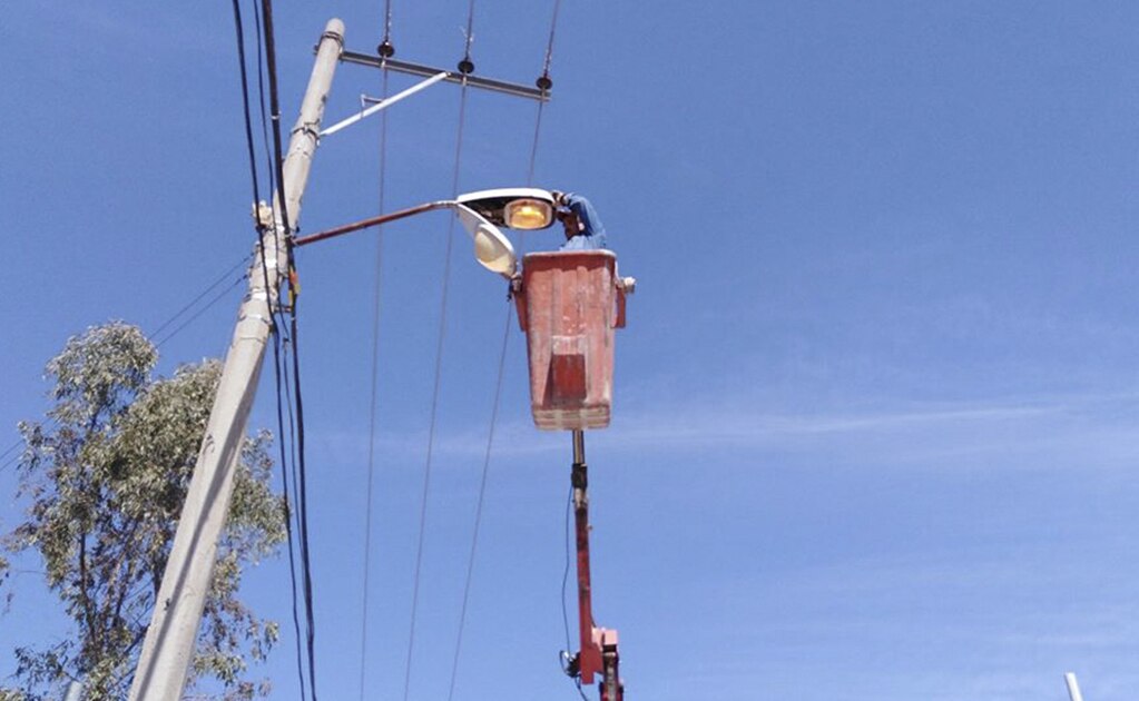 Mejoran sistema de alumbrado en Villa de Pozos