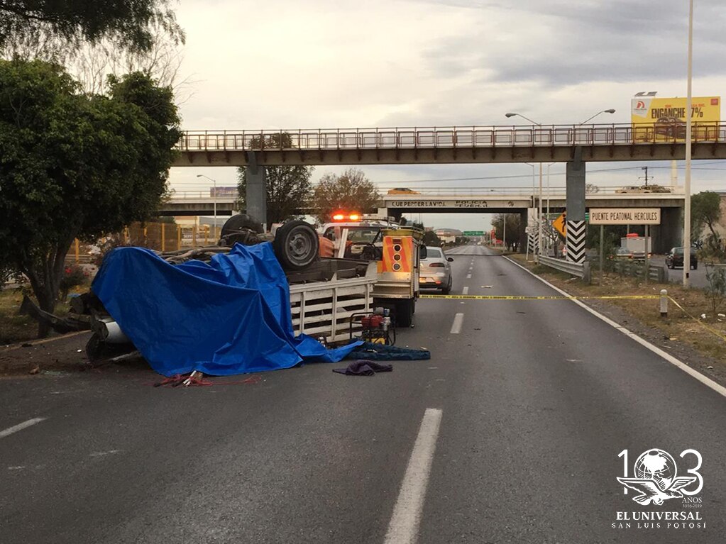 Familia vuelca en carretera México