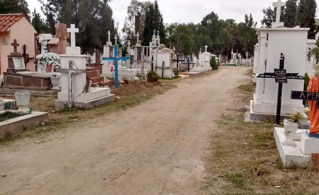 Con motivo del Día de las madres, Ayuntamiento da mantenimiento al Panteón del Saucito