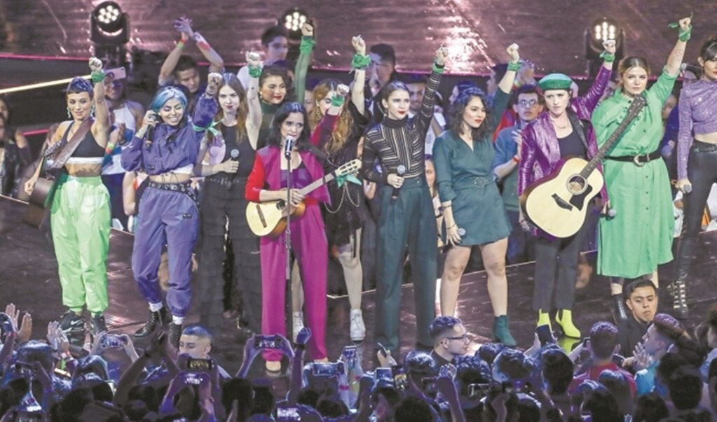 Julieta Venegas estrena el video oficial de "Mujeres"