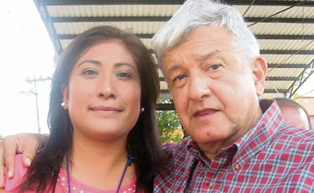 Edith Arrieta Meza, militante de Morena, muestra en Facebook fotos tomadas hace tiempo con Andrés Manuel López Obrador. ESPECIAL