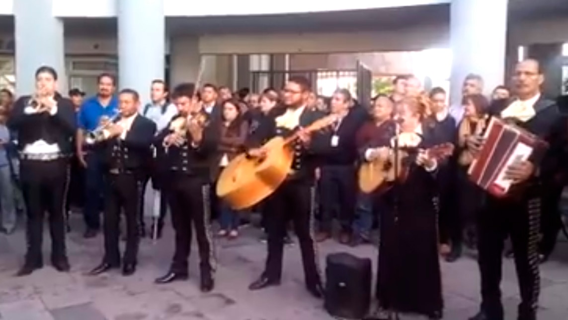 Trabajadores municipales reciben a Nava con mariachi