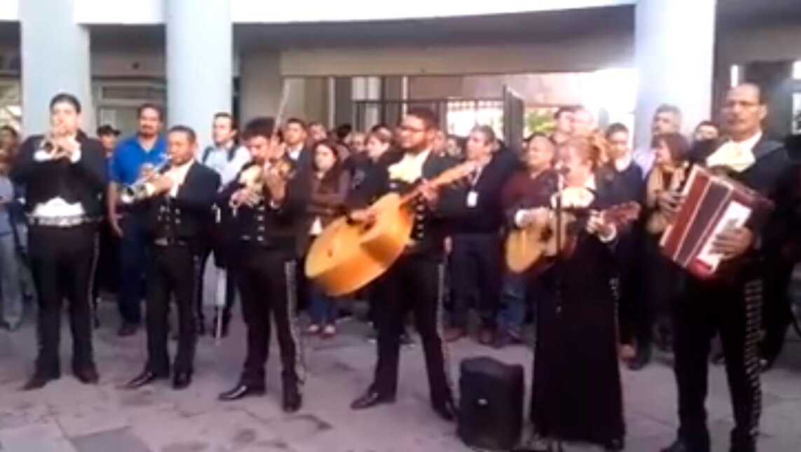 Trabajadores municipales reciben a Nava con mariachi