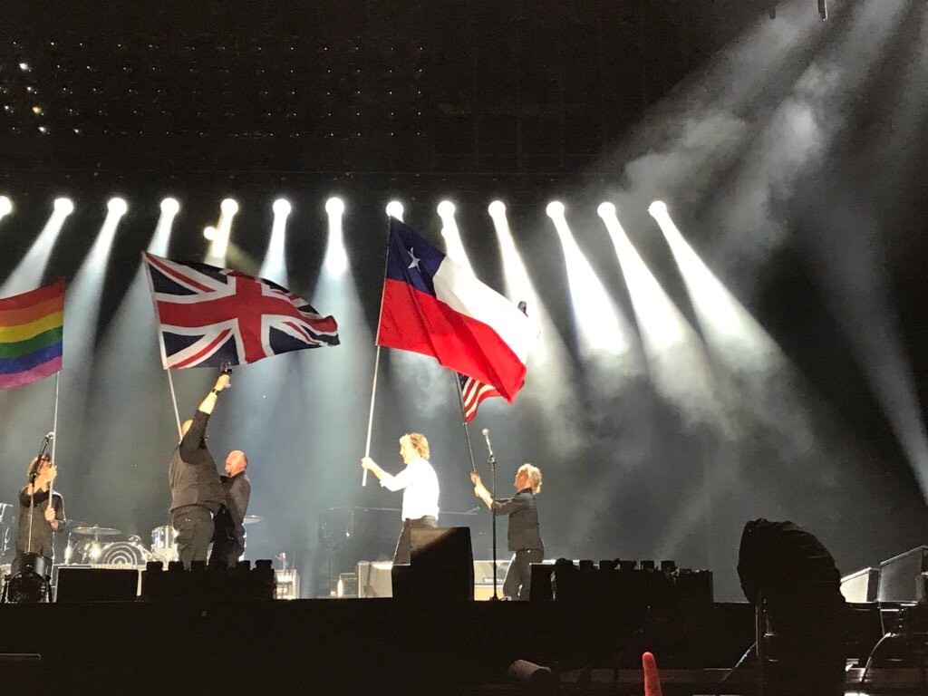 Paul McCartney confunde bandera de Texas con la de Chile