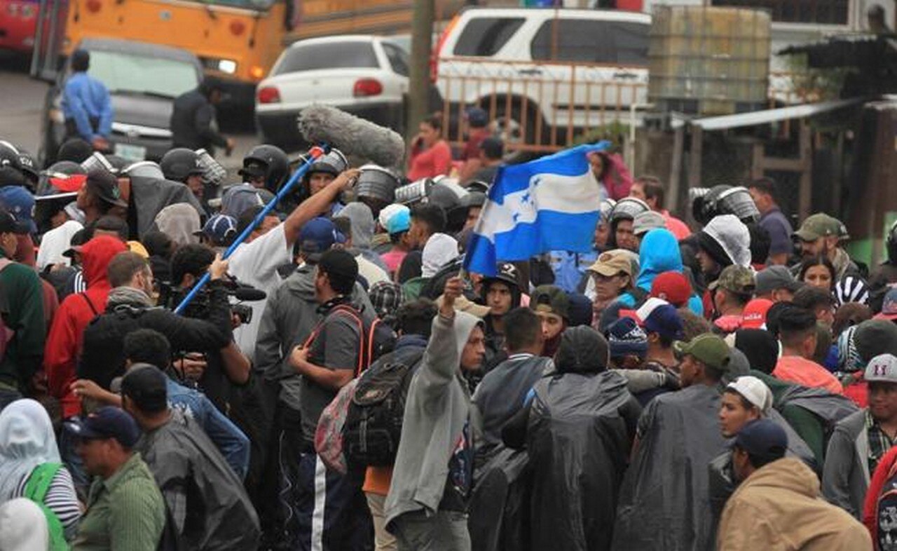 Caravana de migrantes llega a frontera de Guatemala y México