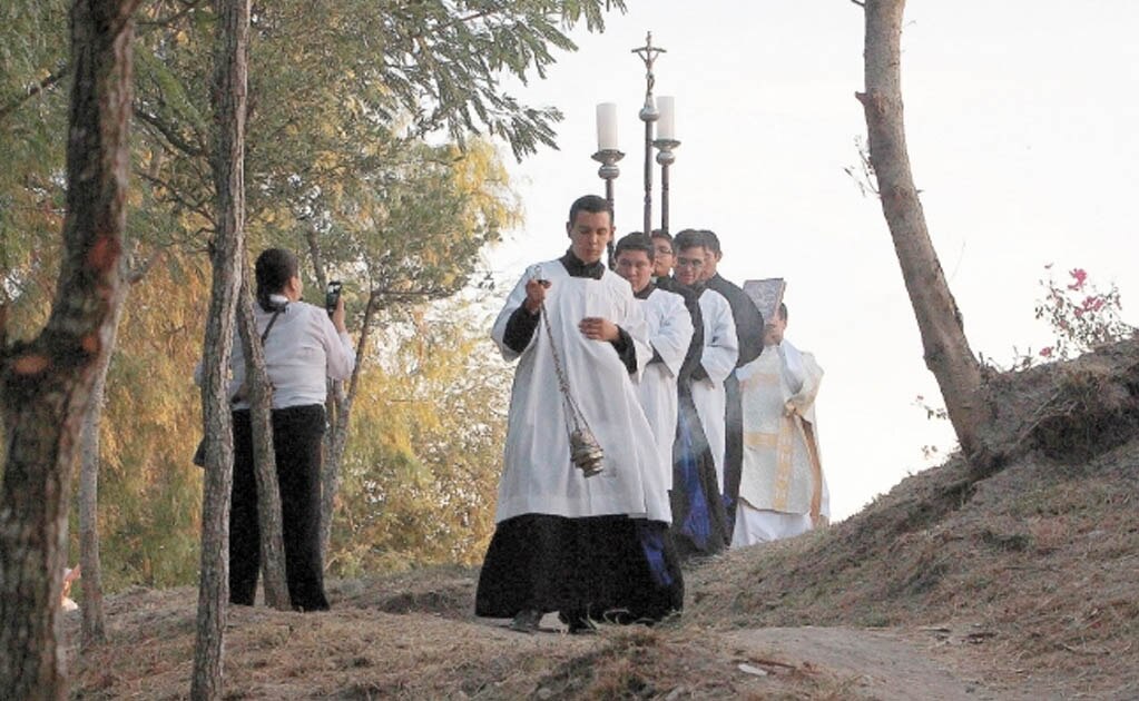 Estas ceremonias son una práctica reconocida por la iglesia Católica, por lo que los requisitos que debe cumplir un sacerdote para ejercerlas se encuentran establecidos en el canon mil 172 del Código de Derecho Canónico. Foto/ARCHIVO EL UNIVERSAL