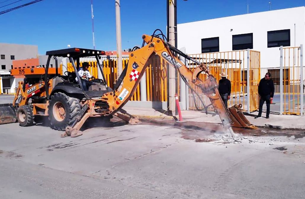Interapas repara fuga de agua potable en zona industrial