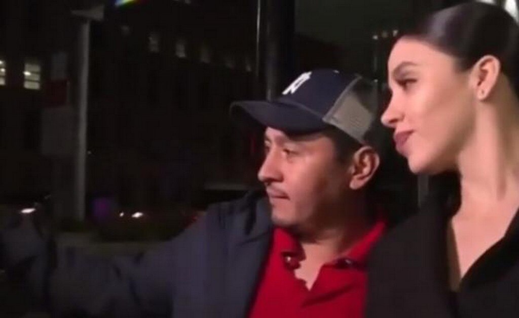 Emma Coronel se deja tomar "selfie" en calles de Brooklyn