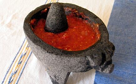 Tres salsas mexicanas que puedes hacer en molcajete