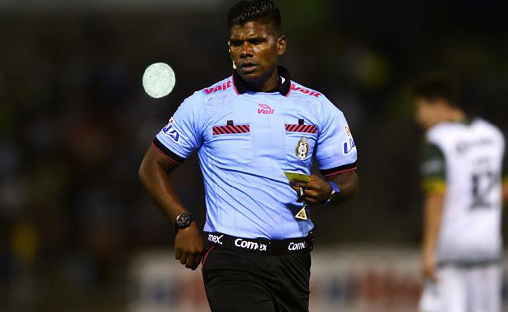 "Me dijeron pin..negro"; denuncia árbitro que fue despedido por su color de piel