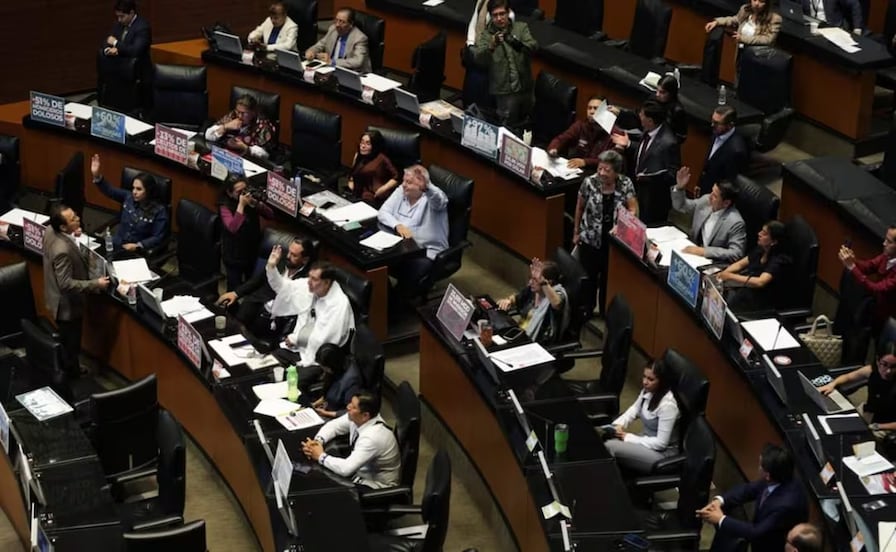 Aprueban en el Senado reforma contra doble nacionalidad; remiten proyecto a congresos estatales