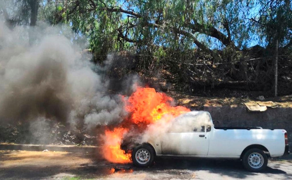 Camioneta se incendia en Río Santiago