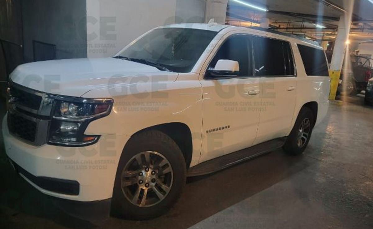 Rescatan a 13 migrantes que viajaban ocultos en una camioneta en SLP