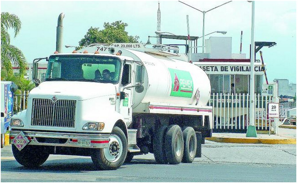 Crimen se ensaña con Pemex; roba sus pipas Crimen se ensaña con Pemex; roba sus pipas