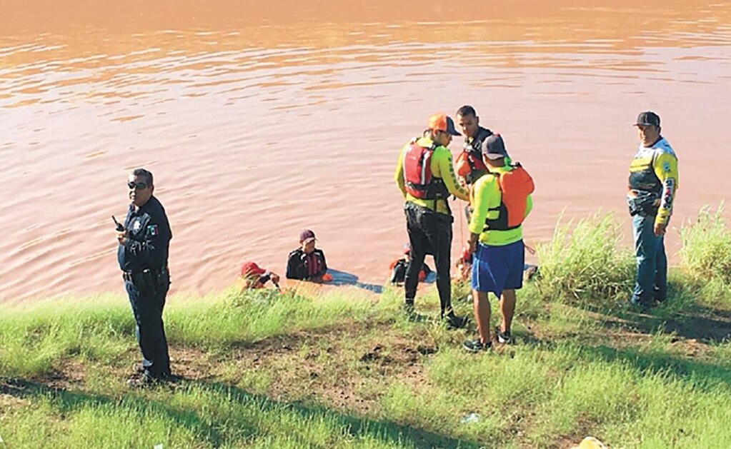 Con recursos propios repara coladera que se tragó a joven en Culiacán