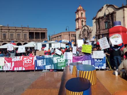 Alumnos protestan durante Medio Maratón de la UASLP; exigen solución a problemática de la Facultad de Ciencias
