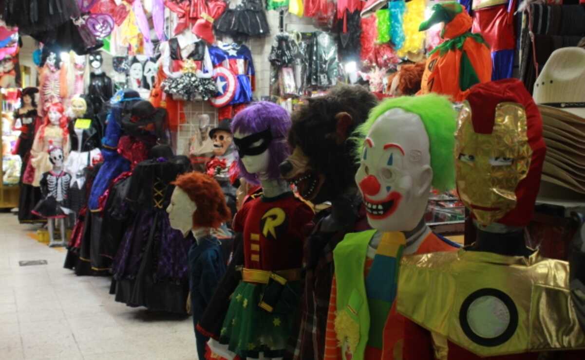 ¿Ya pensaste en tu disfraz? Mercados de San Luis tienen los mejores atuendos para este Halloween. Fotos: Celia Lara