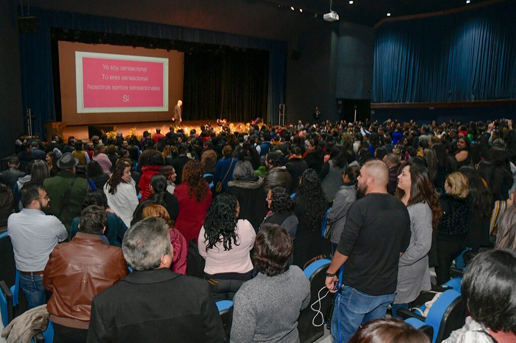 Gobernador de SLP asiste a conferencia “Conquistando tu felicidad”