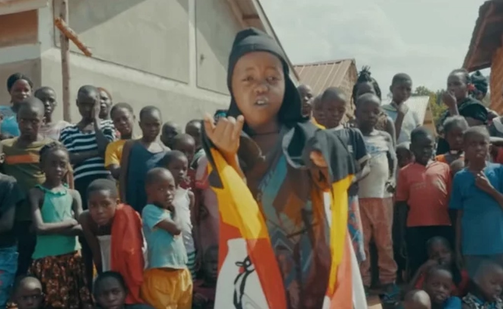 Rapero de ocho años canta sobre la pobreza en Uganda